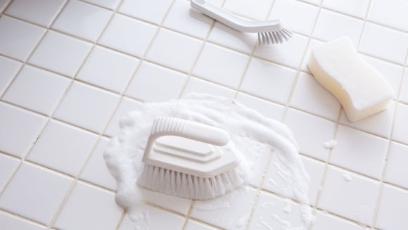 Banheiro limpo, perfumado e sem marcas: o truque com um ingrediente comum que aprendi no TudoGostoso