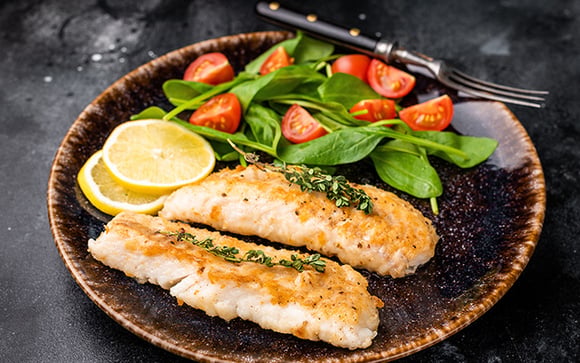 3 truques simples e o seu peixe grelhado nunca mais vai grudar ou quebrar na frigideira (e ainda fica com aquela casquinha dourada e crocante deliciosa!)