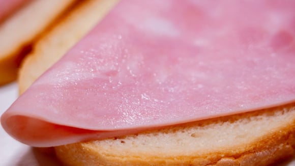 Presunto ficou melado na geladeira? Esse detalhe que muita gente ignora pode indicar que o alimento estragou
