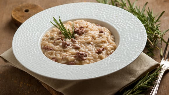 Risoto de carne de alcatra cremoso servido em prato fundo branco com alecrim (Créditos: TudoGostoso)