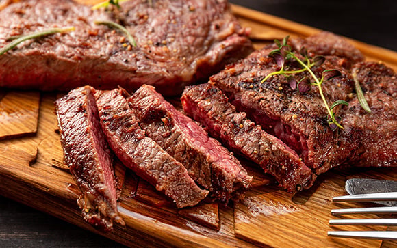 O chef francês Philippe Etchebest é categórico: "Para cozinhar carne bovina perfeitamente, você simplesmente precisa..."