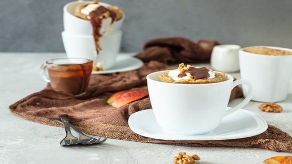 Bolo de cenoura na caneca: pronto em 3 minutos no micro-ondas para acabar com a vontade de doce bem rapidinho