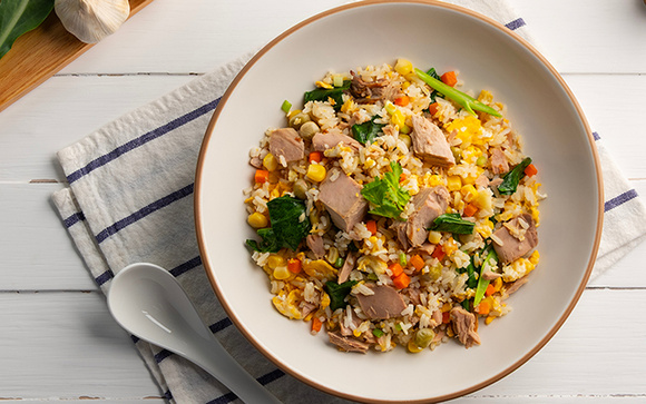 Arroz de atum rápido e econômico que salva o almoço com muito sabor e ingredientes simples que você tem em casa
