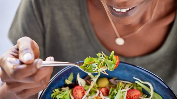 Esse é o truque que vai deixar a sua salada mais gostosa: faço sempre que fico enjoada de comer saudável