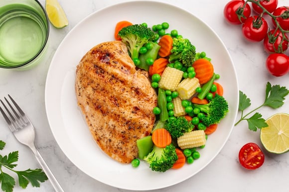 Atenção se você come mais de 300g de frango por semana: novo estudo alerta sobre "ser benéfico moderar o consumo de aves"