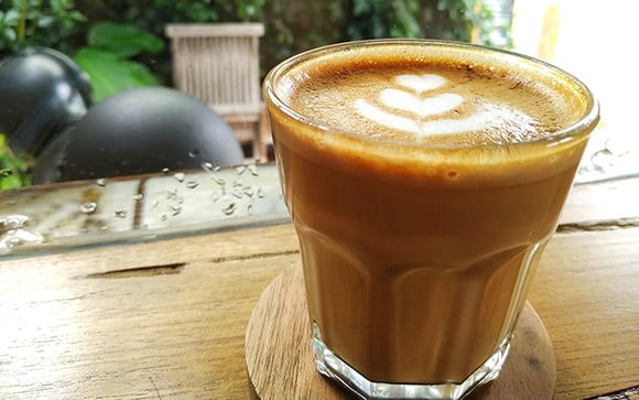 Adeus cafeteria: esse chococino caseiro fica cremoso, intenso e muito fácil de fazer em casa nos dias frios