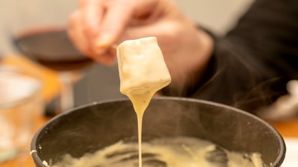 Mesa posta para o inverno com petiscos prontos para serem mergulhados no queijo quente. (Foto: Shutterstock)
