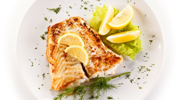 Muitas pessoas adicionam limão ao peixe, mas não sabem qual é o benefício mais importante de fazer isso