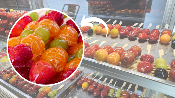 Você já ouviu falar em tanghulu? Esse espetinho de frutas chinês irresistível viralizou no Tiktok e todo mundo precisa provar!