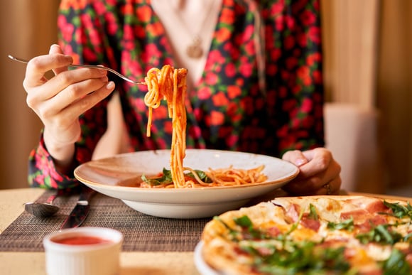 "Espaguete exige decisão": como comer o macarrão sem fazer feio à mesa, essas dicas vão mudar a sua vida!