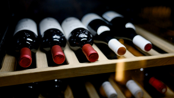 Exclusivo para membros Prime: Vinhos na temperatura perfeita com esta adega climatizada com cupom de R$ 150
