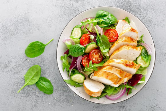 Fazer filé de frango no micro-ondas é uma boa saída para quando está sem gás (Créditos: Shutterstock)