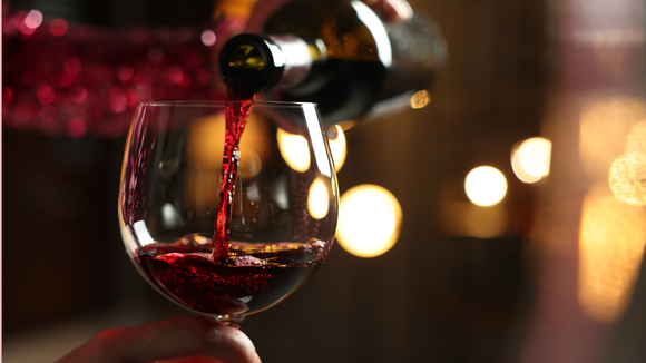 Parei de tomar vinho em copos e investi nestes modelos de taças baratas que transformam qualquer noite em um evento chique