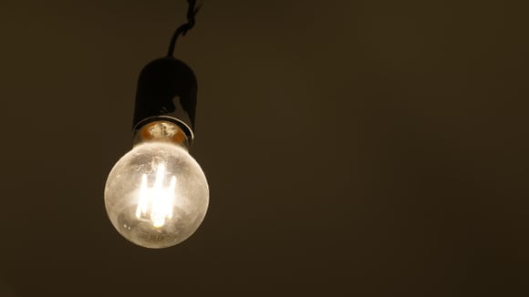 O que significa quando a lâmpada LED continua meio acesa mesmo depois de desligar o interruptor?