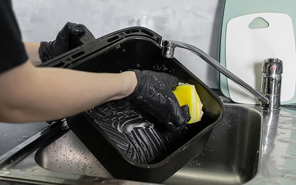 Como limpar air fryer sem sofrer: a melhor técnica para remover a gordura grudada sem estragar o antiaderente