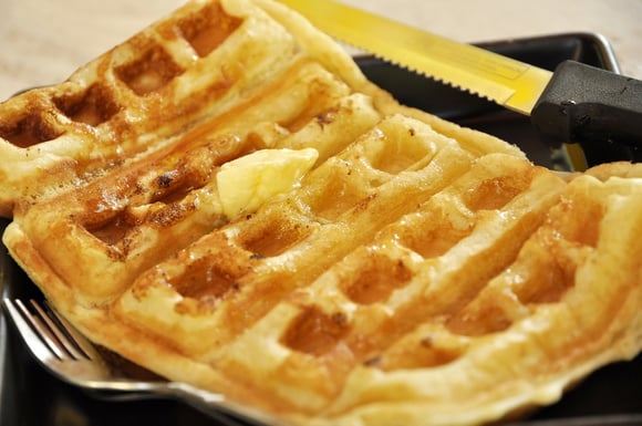 Waffle de pão de queijo para comer no café da manhã no fim de semana: aqui em casa só existe sábado depois de comer essa receita