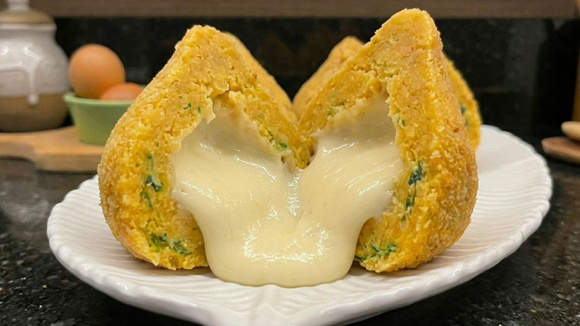 O recheio da coxinha pode variar de acordo com o gosto de cada pessoa, mas queijo e catupiry são ótimas pedidas (Créditos: Imagem gerada com IA)