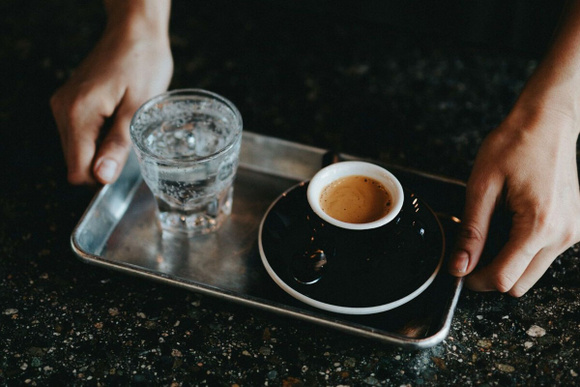 A verdadeira razão pela qual você deveria tomar café com um copo de água como fazem na Itália, e o que fazemos de errado no Brasil