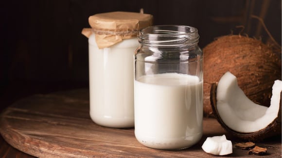 Leite de coco dá cremosidade e um toque suave de sabor ao risoto de tomate (Créditos: Shutterstock)