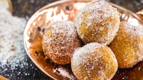 Bolinho de chuva com maçã e banana: fofinho e crocante, aprenda como fazer (Créditos: Canva)