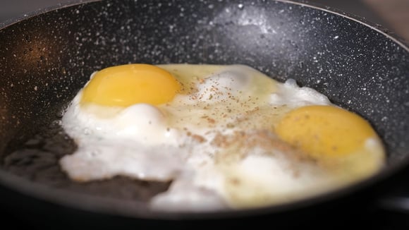Pare de fritar ovos em azeite ou manteiga, pois um ingrediente simples, segundo o chef, os torna mais saborosos