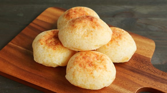 Pão de queijo de caneca muito fácil de fazer (Créditos: Canva)