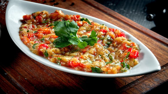 Regada com azeite e salsinha, a pasta vai à mesa acompanhada de pão pita torrado. (Foto: Shutterstock)