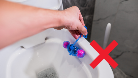 Passei a vida inteira pendurando o meu aromatizador de vaso sanitário do jeito errado: na borda, mas precisa ser feito de outra forma