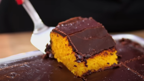 É assim que eu faço uma cobertura durinha para o bolo de cenoura (fica parecendo com a de brownie!)