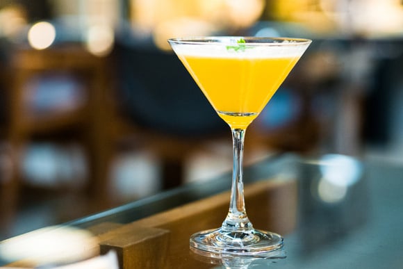 Licor de maracujá leva alguns dias para ficar pronto, mas espera compensa pelo sabor. (créditos: Shutterstock) 