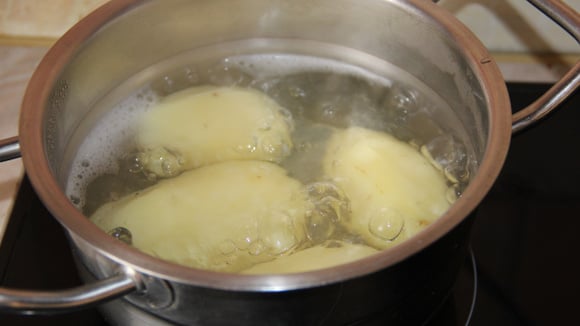 Se você cozinhar batatas neste líquido em vez de água, o sabor será incomparável