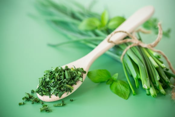A cebolinha é fonte de vitaminas, minerais e outros compostos que podem contribuir para a saúde. (créditos: Shutterstock)