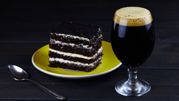 A cerveja preta é muito utilizada no preparo de carnes e também em receitas doces, como bolos e até brigadeiro (Créditos: Shutterstock)