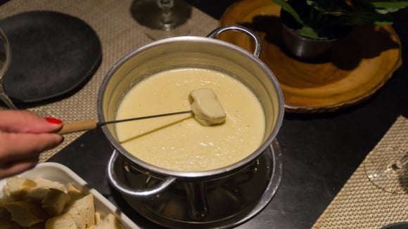 Fondue de queijo sem lactose não precisa ser sem graça: essa receita leva queijo de verdade e ainda fica muito cremosa