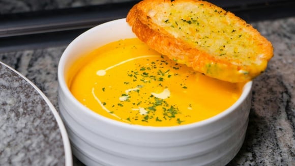 Cozinheiras e avós concordam: "O creme de legumes fica muito melhor e mais saboroso se os legumes forem refogados em azeite antes de serem fervidos e se você evitar adicionar muita água."