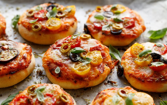 Pão de pizza com massa recheada e sem glúten: receita inclusiva para um lanche delicioso e sem restrições