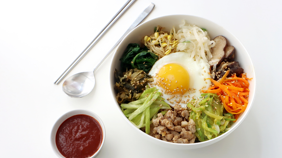 Todo amante de dorama já sonhou em provar um bibimbap coreano tradicional, e o TudoGostoso tem a receita perfeita do arroz misturado com carne, legumes e ovo frito