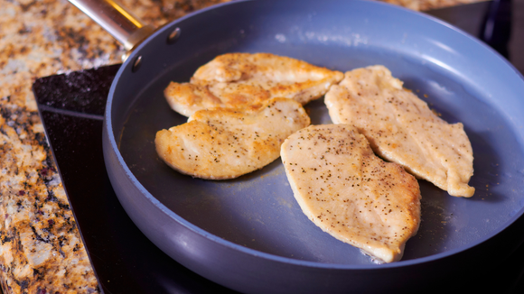 Deixa o frango mais macio e suculento. (Créditos: Canva)
