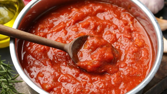 Depois que aprendi como fazer molho de tomate caseiro, eu disse adeus ao comprado no supermercado: uma receita simples e saborosa do TudoGostoso