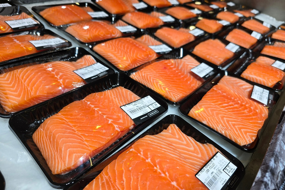 É verdade que quanto mais laranja o salmão, mais benéfico ele é? Desmistificando ideias erradas sobre a cor da carne do peixe