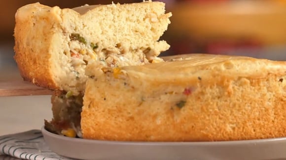 O segredo da torta de liquidificador cremosa é mais simples do que você imagina: truque do TudoGostoso leva maionese na massa