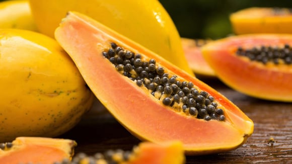 O mamão tem mais fibras do que a melancia e deve ser idealmente combinado com outros alimentos (Crédito: Shutterstock)