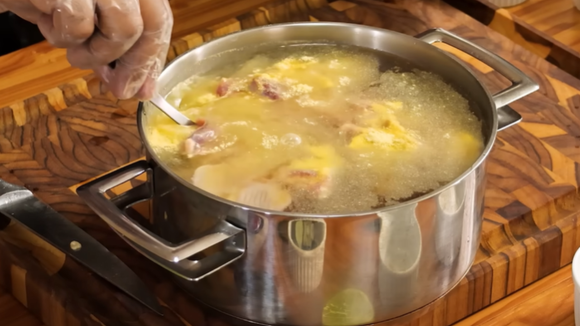 Moela cozinhando na água com fubá. (créditos: reprodução/youtube)