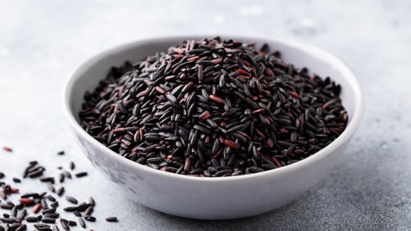 Já comeu arroz negro? Conheça os benefícios do grão que ajuda a reduzir o colesterol e melhora a digestão