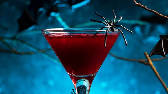 Vampiro enganado servido em taça com aranha presa no copo para decorar (Créditos: Shutterstock)