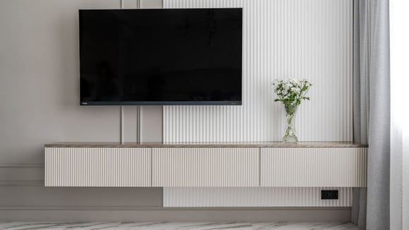 Racks mais discretos e móveis suspensos também ajudam a deixar o espaço da televisão mais moderno e versátil (Créditos: Shutterstock)