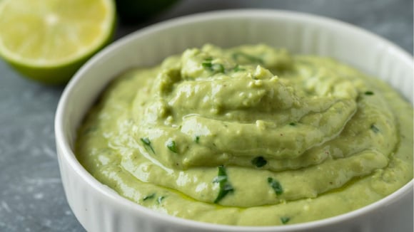 Leve, cremoso e nutritivo: o molho de abacate que faz qualquer salada ficar ainda mais irresistível