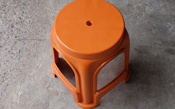 Para que serve o buraco no meio do banquinho de plástico? O motivo é mais simples do que parece