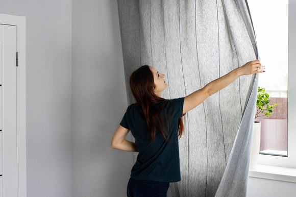 Borrifar água com álcool e cascas de laranja nas cortinas de casa: por que as pessoas estão fazendo isso e para que serve?