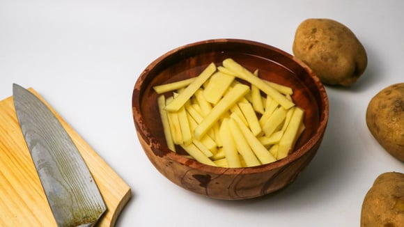 Ao deixar as batatas de molho, o excesso de amido é retirado, o que garante uma textura mais crocante (Créditos: Shutterstock)